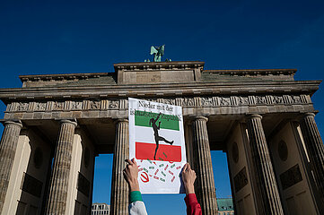 Berlin  Deutschland  Demonstration gegen die Verletzung der Menschenrechte im Iran und Solidaritaet mit den iranischen Protesten