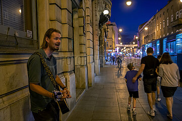 Kroatien  Zagreb - Strassenmusiker an der bekannten Geschaeftsstrasse Ilica im Stadtzentrum