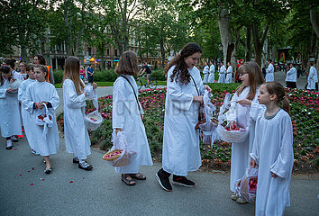 Kroatien  Zagreb - Maedchen in weiss begehen Fronleichnam  Feiertag der Katholischen Kirche