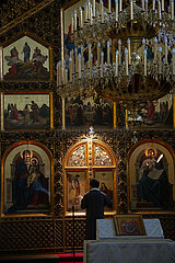 Kroatien  Zagreb - Pope vorm Altar  serbisch-orthodoxer Gottesdienst