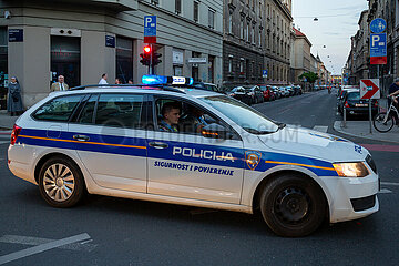 Kroatien  Zagreb - Polizei sperrt temporaer eine Strasse wegen eines Aufmarschs