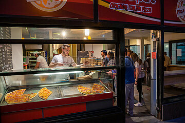 Kroatien  Zagreb - Imbiss mit Pizza in der Innenstadt