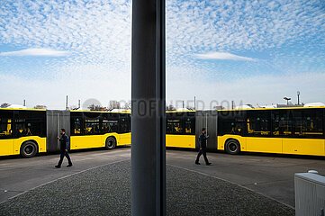 Berlin  Deutschland  Metrobusse der BVG an der Endhaltestelle Hertzallee am Zoologischen Garten