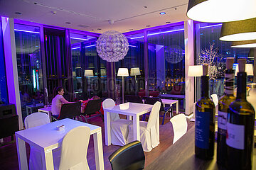 Kroatien  Zagreb - Hippes Cafe im Inneren des Aussichtspunkts Zagreb Eye  auch Zagreb 360° observation deck  frequentiert von Touristen und Einheimischen