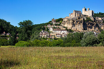 FRANCE  DORDOGNE  PERIGORD NOIR  Beynac-et-Cazenac  Chateau de Beynac on top of a cliff  dominates the village of Beynac-et-Cazenac and the Dordogne for more than 9 centuries