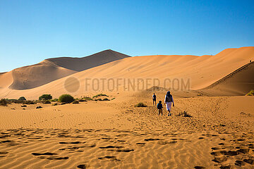 NAMIBIA. Namib-Naukluft National Park  walkers in Sossusvlei and its red dunes  departure from big daddy