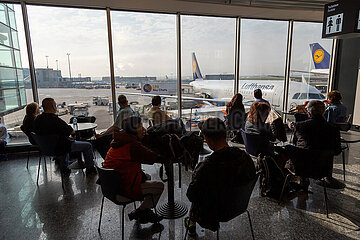 Deutschland  Frankfurt/Main - Passagiere warten auf ihren Weiterflug am Flughafen Frankfurt