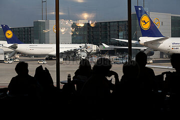 Deutschland  Frankfurt/Main - Passagiere warten auf ihren Weiterflug am Flughafen Frankfurt  Blick auf Lufthansa-Maschinen