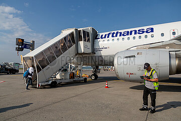 Deutschland  Frankfurt/Main - Passagiere beim Einstieg am Flughafen Frankfurt