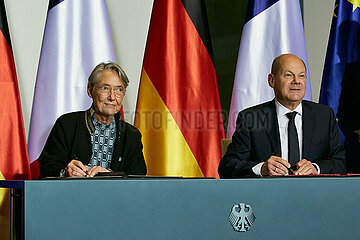 Berlin  Deutschland - Frankreichs Premierministerin Elisabeth Borne und Bundeskanzler Olaf Scholz beim Unterzeichnen der Erklaerung zur Energiesolidaritaet im Kanzleramt.