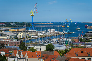 Wismar  Stadtansicht  Altstadt  Hafen  MV Werften Wismar  Mecklenburg-Vorpommern  Deutschland