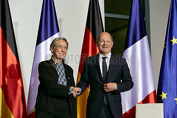 Berlin  Deutschland - Frankreichs Premierministerin Elisabeth Borne und Bundeskanzler Olaf Scholz nach der Unterzeichnung der Erklaerung zur Energiesolidaritaet im Kanzleramt.