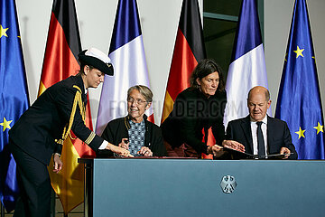 Berlin  Deutschland - Frankreichs Premierministerin Elisabeth Borne und Bundeskanzler Olaf Scholz beim Unterzeichnen der Erklaerung zur Energiesolidaritaet im Kanzleramt.
