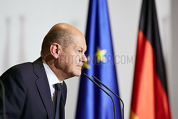 Berlin  Deutschland - Olaf Scholz waehrend der Pressekonferenz anlaesslich des Besuchs von Elisabeth Borne im Kanzleramt.