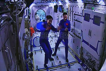 (EyesonSci)CHINA-TWO MISSIONS-SIX ASTRONAUTS-SPACE-GATHERING (CN)
