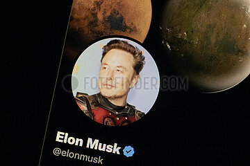 Deutschland  Bremen - Elon Musk auf twitter  Elon Musk (@elonmusk)  sein Foto zeigt ihn jung und mit einer Art StarWars-Aufzug