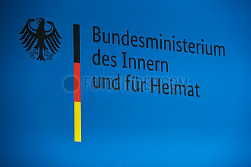 Berlin  Deutschland - Logo des Bundesministeriums des Innern und fuer Heimat auf blauem Hintergrund.