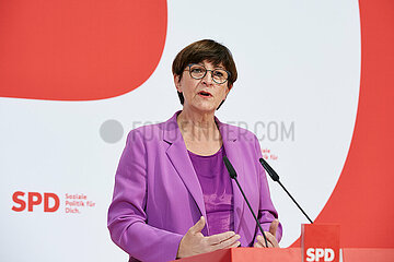 Berlin  Deutschland - Die SPD-Vorsitzende Saskia Esken bei einer Pressekonferenz im Willy-Brandt-Haus.