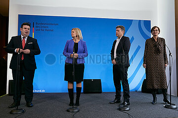 Berlin  Deutschland - Hubertus Heil  Nancy Faeser  Robert Habeck und Bettina Stark-Watzinger bei einer Pressekonferenz im BMI.