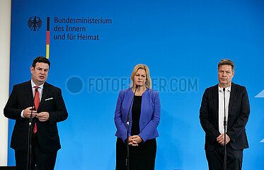 Berlin  Deutschland - Hubertus Heil  Nancy Faeser und Robert Habeck bei der Pressekonferenz zum Fachkraefteeinwanderungsgesetz.