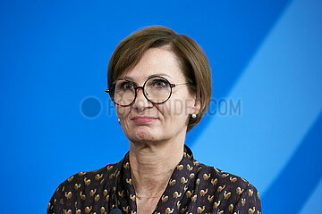 Berlin  Deutschland - Bundesforschungsministerin Bettina Stark-Watzinger bei der Pressekonferenz zum Fachkraefteeinwanderungsgesetz.