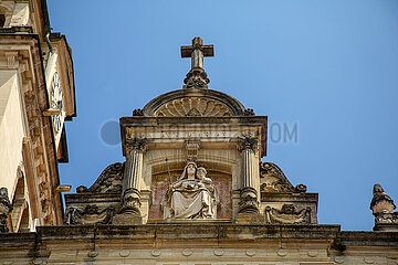 Kroatien  Marija Bistrica - Der bekannte katholische Marienwallfahrtsort Marija Bistrica  Kirche der Heiligen Jungfrau Maria  Marienskulptur in der Fassade