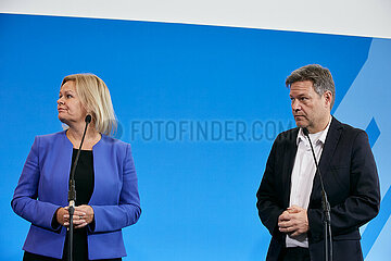 Berlin  Deutschland - Nancy Faeser und Robert Habeck bei der Pressekonferenz zum Fachkraefteeinwanderungsgesetz.