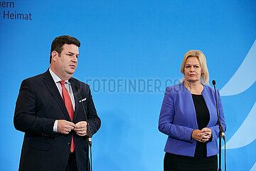 Berlin  Deutschland - Hubertus Heil und Nancy Faeser bei der Pressekonferenz zum Fachkraefteeinwanderungsgesetz.