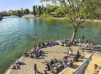 France. Paris (75) Seine river banks. Bourbon quay