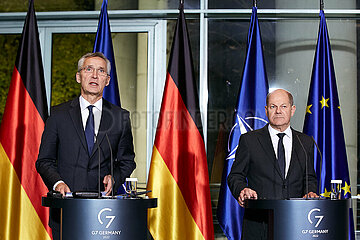 Berlin  Deutschland - NATO-Generalsekretaer Jens Stoltenberg und Bundeskanzler Olaf Scholz geben eine Pressekonferenz im Kanzleramt.