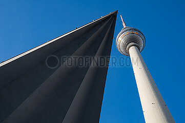 Berlin  Deutschland  Berliner Fernsehturm am Alexanderplatz im Bezirk Mitte vor blauem Himmel