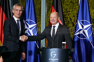 Berlin  Deutschland - NATO-Generalsekretaer Jens Stoltenberg und Bundeskanzler Olaf Scholz geben eine Pressekonferenz im Kanzleramt.