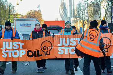 Just Stop Oil cause morning traffic distruption by slow marching in London