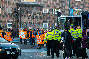 Just Stop Oil cause morning traffic distruption by slow marching in London
