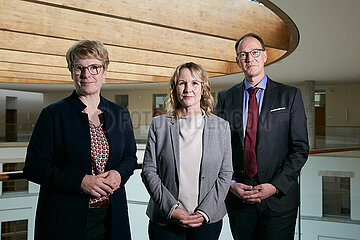 Berlin  Deutschland - Bundesministerin Steffi Lemke mit Veronika Grimm und Peter Kenning zum ersten Treffen des Sachverstaendigenrates fuer Verbraucherfragen.