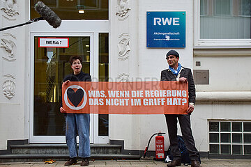 Letzte Generation beschmiert RWE Zentrale in Essen