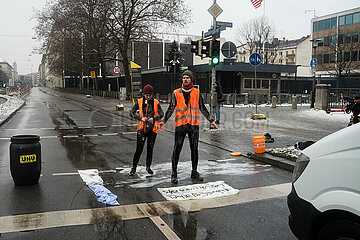Letzte Generation blockiert Straße und überschüttet sich mit Kleister in München