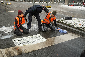 Letzte Generation blockiert Straße und überschüttet sich mit Kleister in München