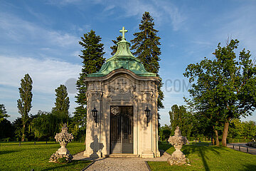 Kroatien  Zagreb - multikonfessioneller Zentralfriedhof Mirogoj  angelegt 1876 (k.u.k.-Monarchie) -1929  Gruft einer kroatischen  buergerlichen Familie aus der k.u.k.-Zeit