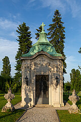 Kroatien  Zagreb - multikonfessioneller Zentralfriedhof Mirogoj  angelegt 1876 (k.u.k.-Monarchie) -1929  Gruft einer kroatischen  buergerlichen Familie aus der k.u.k.-Zeit bis heute genutzt