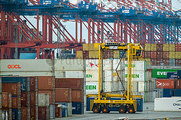 Deutschland  Bremerhaven - Containerbruecke im Container-Terminal Bremerhaven