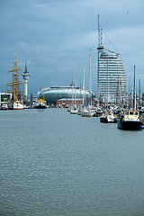 Deutschland  Bremerhaven - Blick auf Neuen Hafen mit Klimahaus Bremerhaven  Schiffen  Richtfunkturm und rechts ATLANTIC Hotel Sail City