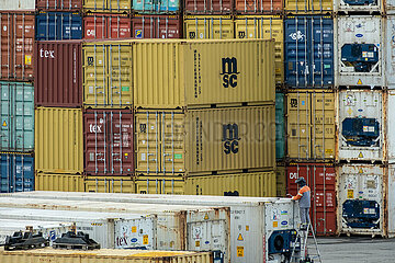 Deutschland  Bremerhaven - Container-Terminal Bremerhaven  Arbeiter schweisst an einem Container