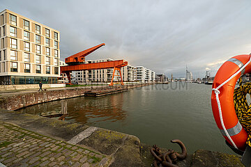 Deutschland  Bremerhaven - Wohnsiedlung in nobler Lage am Neuen Hafen mit ausrangiertem Hafenkran