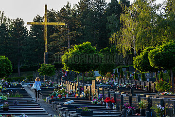 Kroatien  Zagreb - kroatisch-katholische Graeber neueren Datums  multikonfessioneller Zentralfriedhof Mirogoj  angelegt 1876-1929