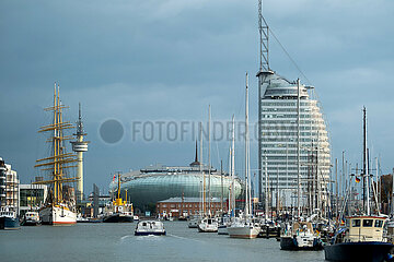 Deutschland  Bremerhaven - Blick auf Neuen Hafen mit Klimahaus Bremerhaven  Schiffen  Richtfunkturm und rechts ATLANTIC Hotel Sail City