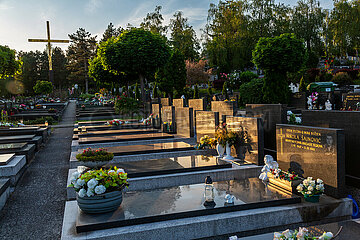 Kroatien  Zagreb - kroatisch-katholische Graeber neueren Datums  multikonfessioneller Zentralfriedhof Mirogoj  angelegt 1876-1929