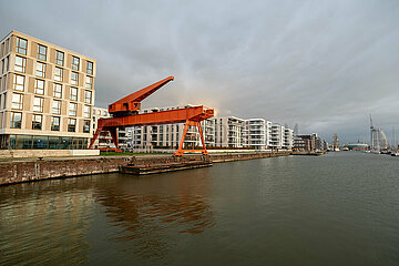 Deutschland  Bremerhaven - Wohnsiedlung in nobler Lage am Neuen Hafen mit ausrangiertem Hafenkran