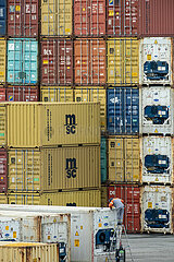 Deutschland  Bremerhaven - Container-Terminal Bremerhaven  Arbeiter schweisst an einem Container