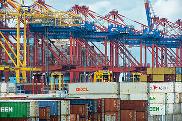 Deutschland  Bremerhaven - Containerbruecken im Container-Terminal Bremerhaven